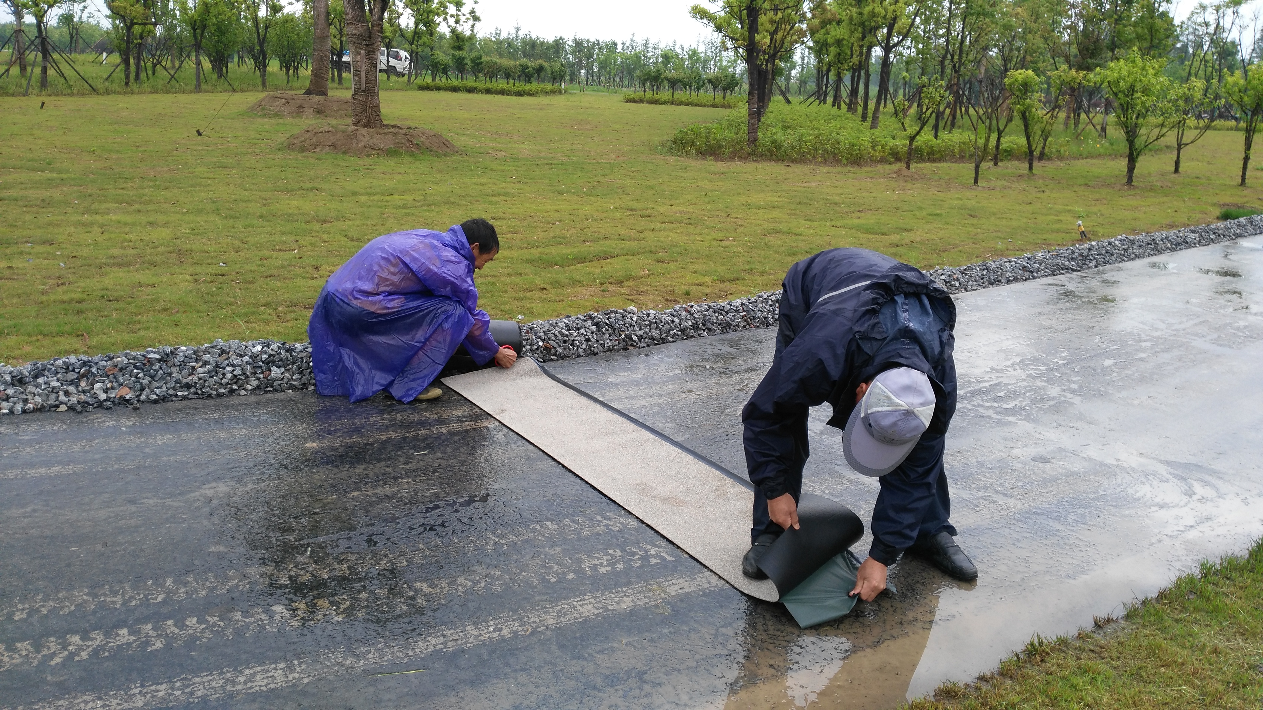 高性能應(yīng)力吸收貼預(yù)防反射裂縫——路面項(xiàng)目一部面層施工采用新型材料