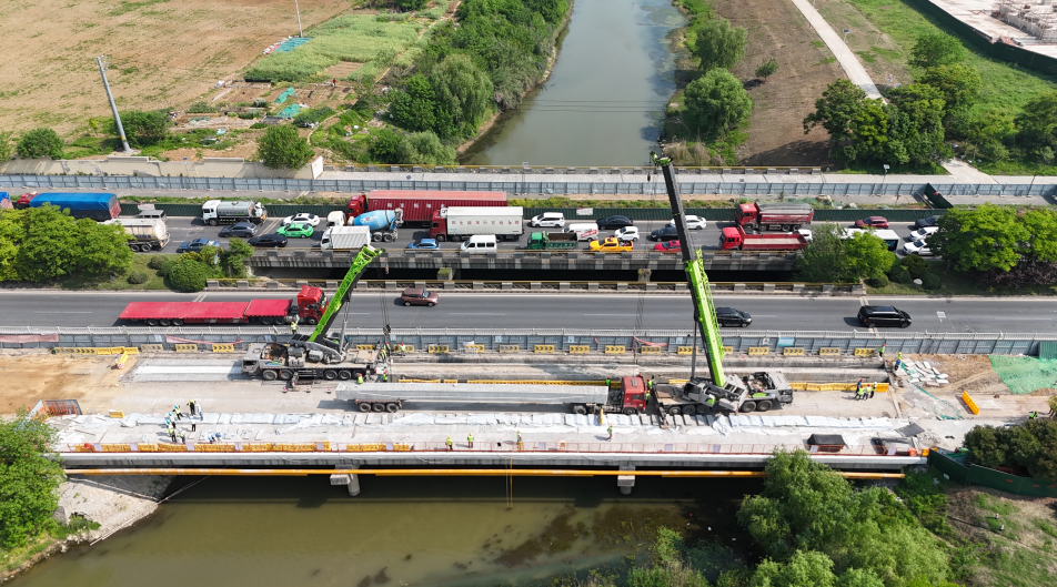 南京機(jī)場(chǎng)高速公路秣陵互通改擴(kuò)建工程正方東路橋梁板吊裝順利完成